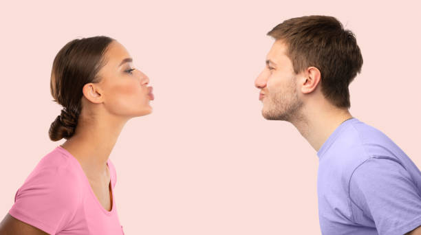 키스하려고 서로 에 도달 하는 남자와 여자 - side view 이미지 뉴스 사진 이미지
