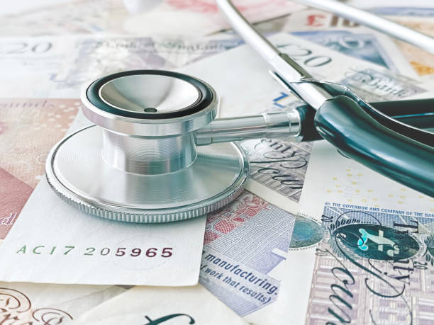 sorveglianza finanziaria - currency stethoscope medicare usa foto e immagini stock