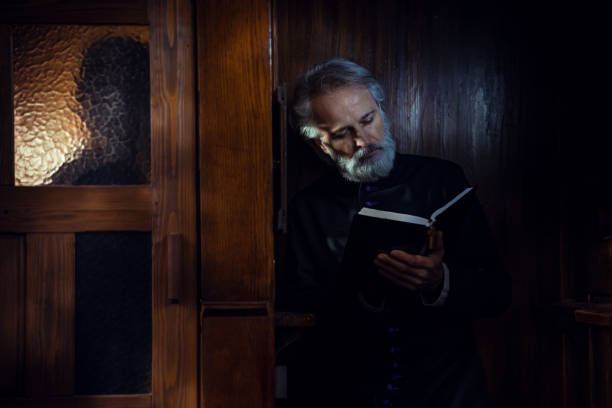 stoisko ze spowiedź - confession booth penance catholicism church zdjęcia i obrazy z banku zdjęć