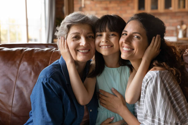 strzał w głowę portret szczęśliwy trzy pokolenia kobiet przytulanie - grandmother and grandaughter zdjęcia i obrazy z banku zdjęć