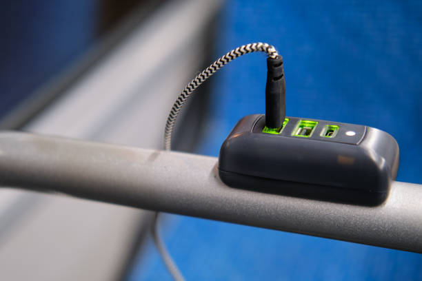 公共交通機関で携帯電話を充電するためのワイヤー、クローズアップ - usb wire ストックフォトと画像
