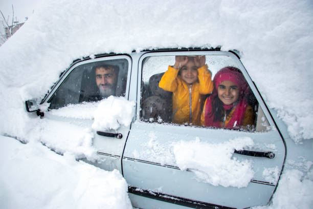 blick aus dem fenster des schneebedeckten autos - window frozen car cold stock-fotos und bilder