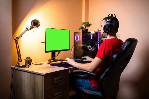 um jogador jogando um jogo online - computer stand - fotografias e filmes do acervo
