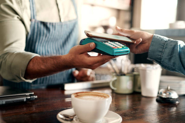 財布やクレジットカードなしで行われる簡単な支払い - digital wallet ストックフォトと画像