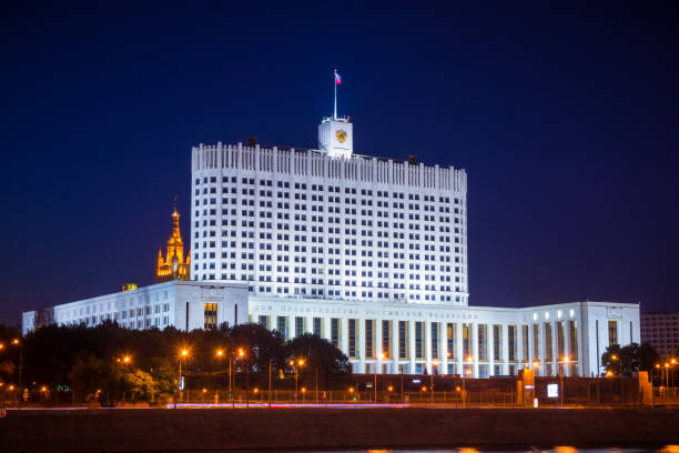 조명과 밤에 러시아 정부 건물 - embankment 뉴스 사진 이미지