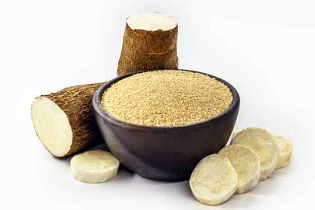 harina de yuca en olla hecha a mano, harina orgánica natural de brasil - starch fotografías e imágenes de stock
