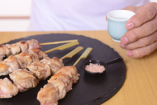 焼き鳥と酒 - 焼き鳥 japanese culture spit roasted 日本食 ストックフォトと画像