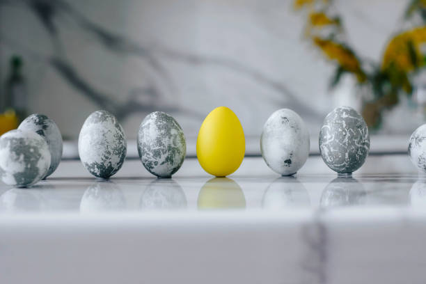 mármol amarillo de los huevos de pascua fondo de mármol. gris. feliz pascua. - colores fotos fotografías e imágenes de stock