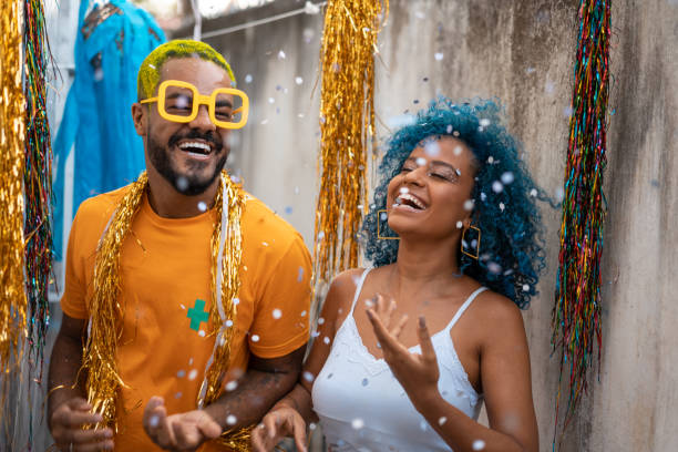 couple throwing confetti at carnival - carnaval costume imagens e fotografias de stock