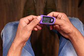 mann-sitzt-auf-stuhl-mit-pulsoximeter-ansicht-von-oben.jpg?b=1&s=170x170&k=20&c=h29lPyk9Q9wW2VgVD3blhOxP-FO1AHjMQ3CJRRS_IjA=