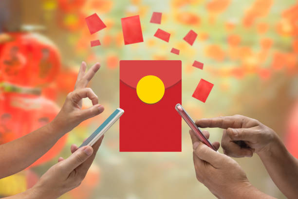 китайский новый год , цифровой hongbao или красный конверт отправляют по мобильному телефону. - hongbao стоковые фото и изображения