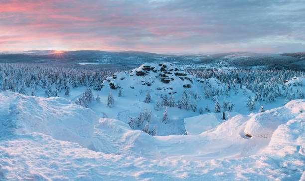 paysage panoramique des montagnes de jizera, vue du pic izera avec la forêt glaciale d’épinette, les arbres et les collines. temps d’hiver près de la station de ski, fond bleu de ciel. liberec, république tchèque, bohême du nord - frozen ice sky sun photos et images de collection