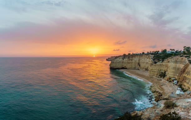 paesaggio con praia vale de centeanes - carvoeiro foto e immagini stock