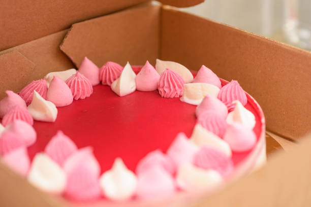 torta rosa in una scatola di consegna - princess diet foto e immagini stock