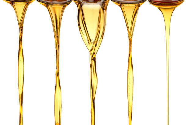 天然オリーブオイルのゴールデンオイルフロー油、植物油、ピーナッツヒマワリゴマ油の自然な流れのセット - 食用油 ストックフォトと画像