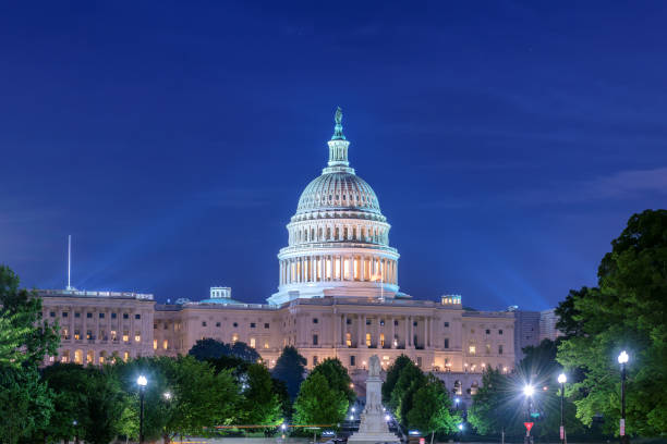 the united states capitol building at night in washington dc - us state department fotos imagens e fotografias de stock
