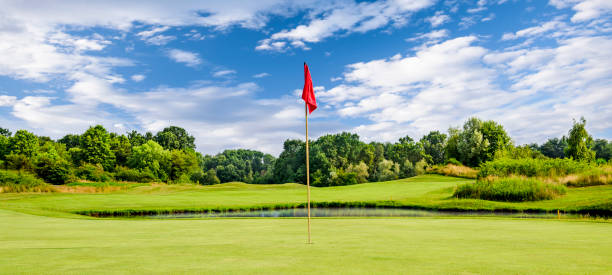 여름날 골프 코스에 깃발이 달린 녹색 퍼팅 - golf panoramic golf course putting green 뉴스 사진 이미지