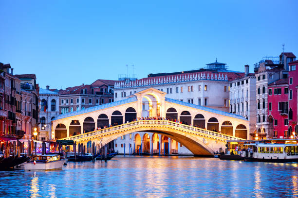 puente de rialto al atardecer en venecia, italia - venice italy rialto bridge italy gondola fotografías e imágenes de stock