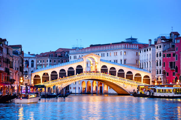 pont de rialto au coucher du soleil à venise, italie - venice italy rialto bridge bridge veneto photos et images de collection