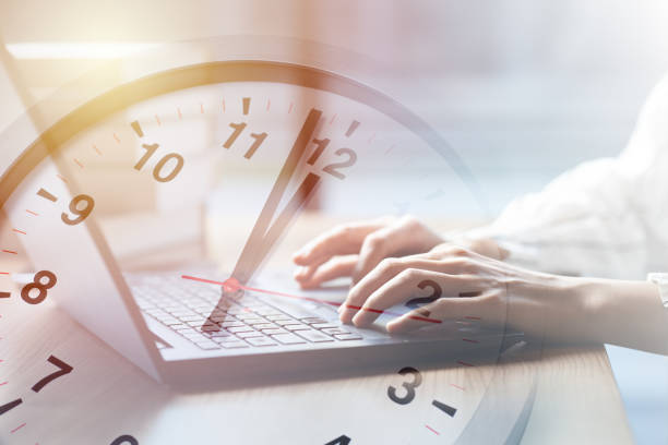 horários de trabalho de negócios conceito as pessoas trabalham digitando em sobreposição de computador portátil com no relógio de tempo para o intervalo do almoço - tempo - fotografias e filmes do acervo