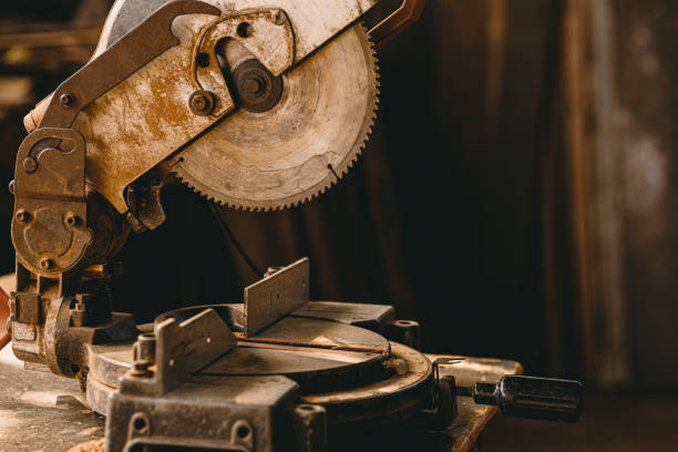 velha máquina de cortador de madeira elétrica enferrujada e enferrujada - wood circular saw dirty old - fotografias e filmes do acervo