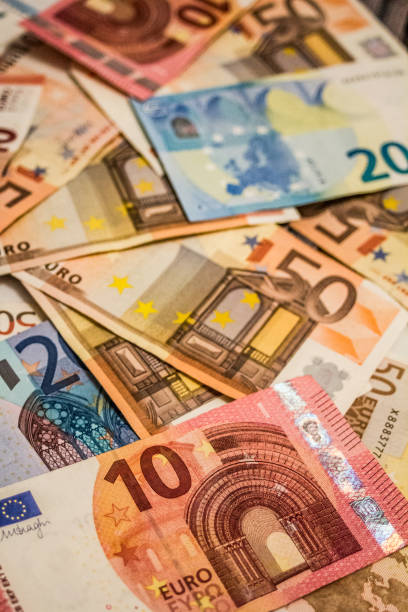 eurosedlar och euromynt - budget sverige bildbanksfoton och bilder