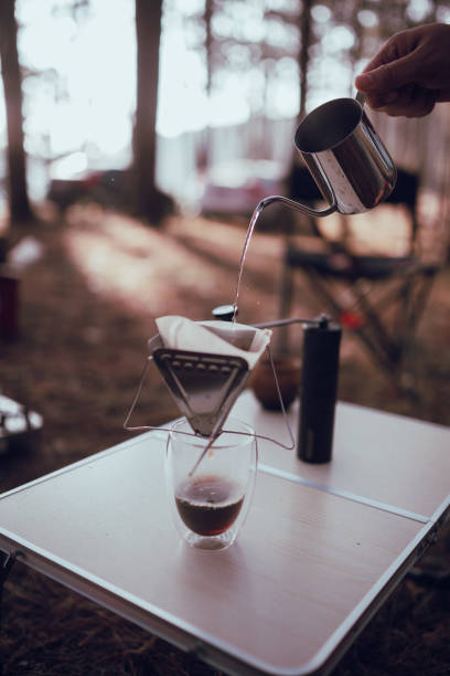 close-up foto de homem preparando café em acampamento na floresta - thai cuisine asian cuisine vertical close up - fotografias e filmes do acervo