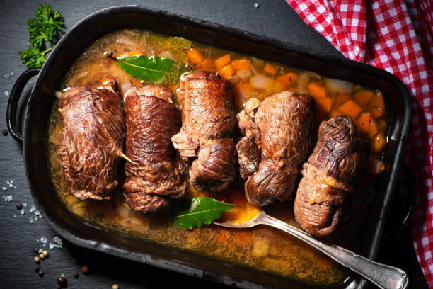 tradycyjny niemiecki posiłek z roulades wołowych w garnku pieczonym - pot roast roast beef beef raw zdjęcia i obrazy z banku zdjęć