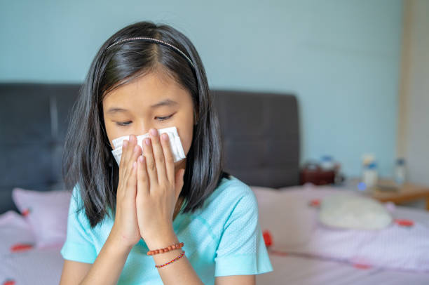 uma garota chinesa asiática soprando nariz durante a qurantine - human parainfluenza virus - fotografias e filmes do acervo