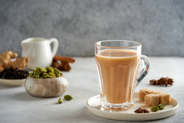 tradycyjny bliski wschód , indyjski napój masala lub karak chai. zbliżenie - cardamom indian culture food spice zdjęcia i obrazy z banku zdjęć