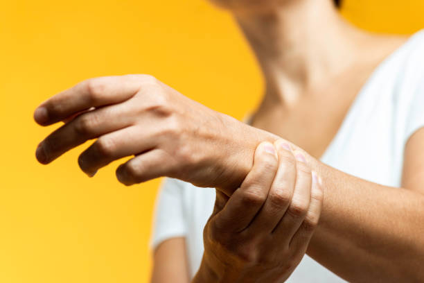 dolor de muñeca - rubbing human hand human arm women fotografías e imágenes de stock