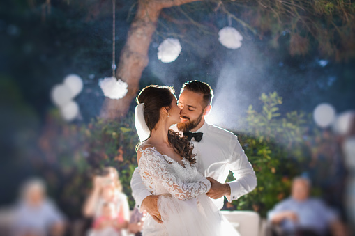 Una pareja nupcial baila en la noche de bodas photo