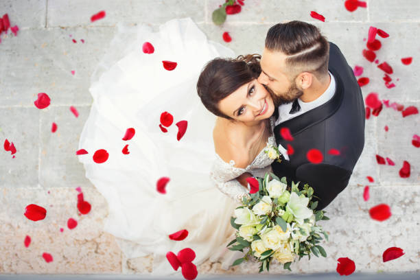 schöne hochzeit paar kuscheln an ihrem hochzeitstag - red veil stock-fotos und bilder