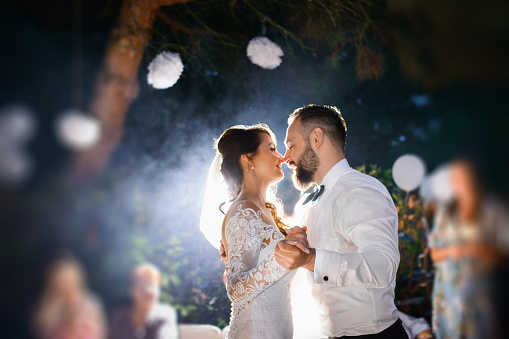 Una pareja nupcial baila en la noche de bodas photo