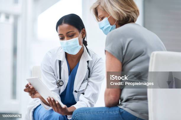 Diagnosetools Erhalten Ein Digitales Upgrade Stockfoto und mehr Bilder von Arzt - Arzt, Heilbehandlung, Schutzmaske