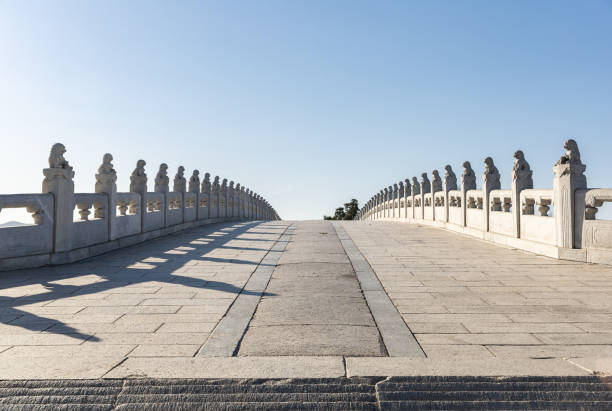 中国・北京の夏の宮殿にある17のアーチ橋
