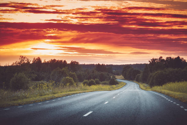 bellissimo panorama stradale nella soleggiata serata primaverile - country road foto e immagini stock