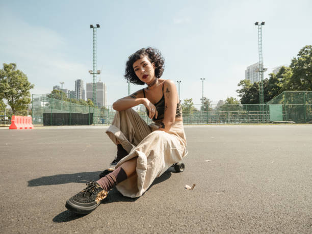 ragazza adolescente con longboard nel parco skateboard. - street style foto e immagini stock