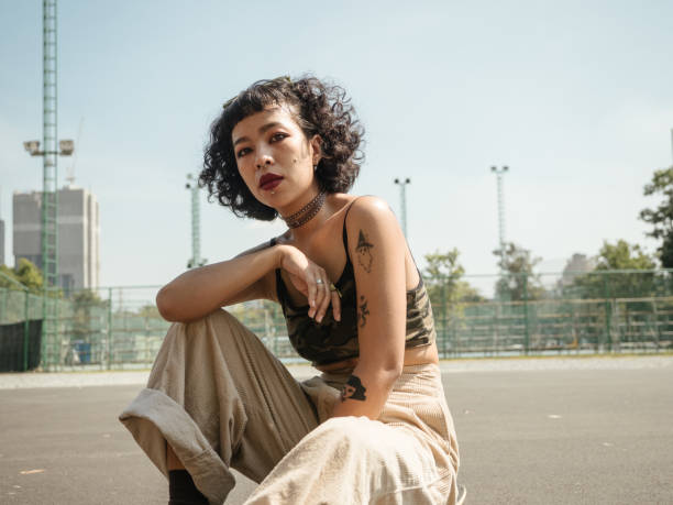 adolescente con monopatín en el parque en un día soleado. - estilo de vida alternativo fotografías e imágenes de stock