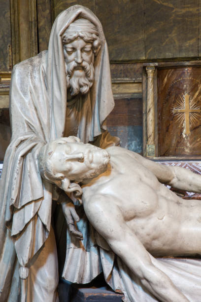 вена - гипсовая статуя погребения иисуса с никодимом - михайловская площадь стоковые фото и изображения