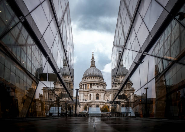 собор святого павла низкий угол с зеркальными отражениями в стекле - st pauls cathedral travel destinations reflection london england стоковые фото и изображения