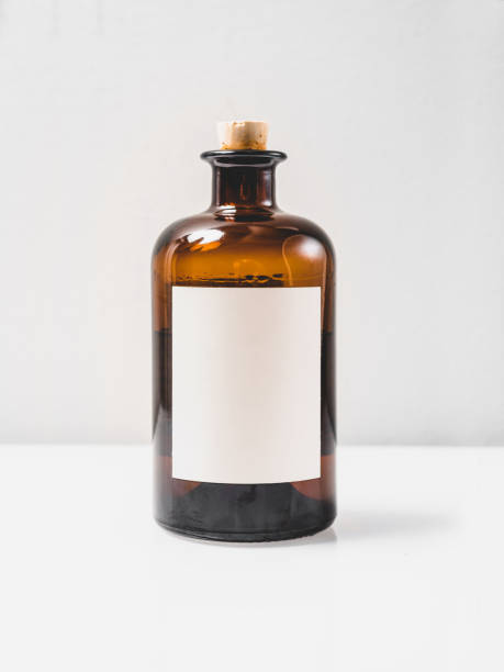 garrafa de vidro medicinal - homeopathic medicine medicine vertical studio shot - fotografias e filmes do acervo