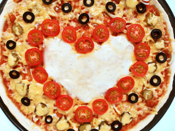 情人節的披薩，有紅心的櫻桃西紅柿。2 月 14 日假期概念 - cherry valentine 個照片及圖片檔