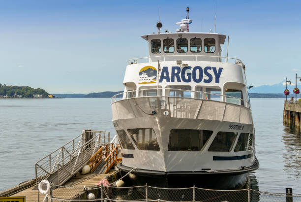 туристическая лодка пришвартовалась в сиэтле - ferry seattle washington state cruise ship стоковые фото и изображения