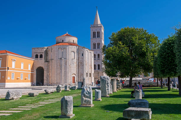 partie historique de zadar avec cathédrale de st. donatus - city of zadar photos et images de collection