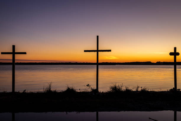 silhouettes croisées sur la rive de fleuve de la floride - god landscape majestic cross photos et images de collection