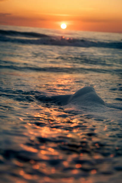 sun setting down on  the sea, over the horizon - sea zen like landscape water imagens e fotografias de stock