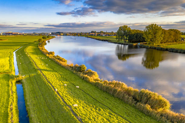 вид с воздуха на водную реку зварте - polder стоковые фото и изображения