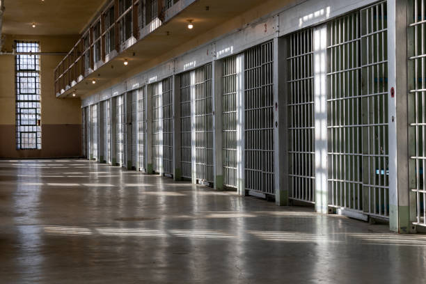 in de gevangenis brengen criminelen hun tijd door. - prison stockfoto's en -beelden