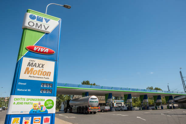 gasolinera en praga y en las afueras de la región de bohemia central, en un día soleado - omv fotografías e imágenes de stock